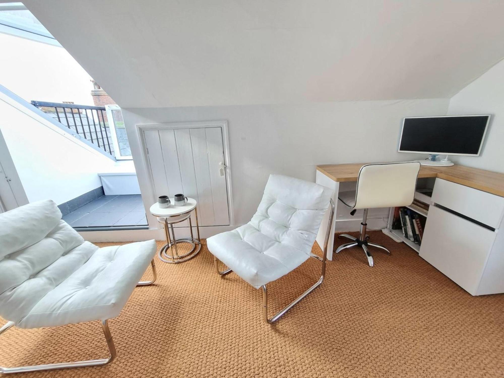 West Hill Retreat Seaview Balcony Chic Loft Studio & Free Parking 헤이스팅스 외부 사진