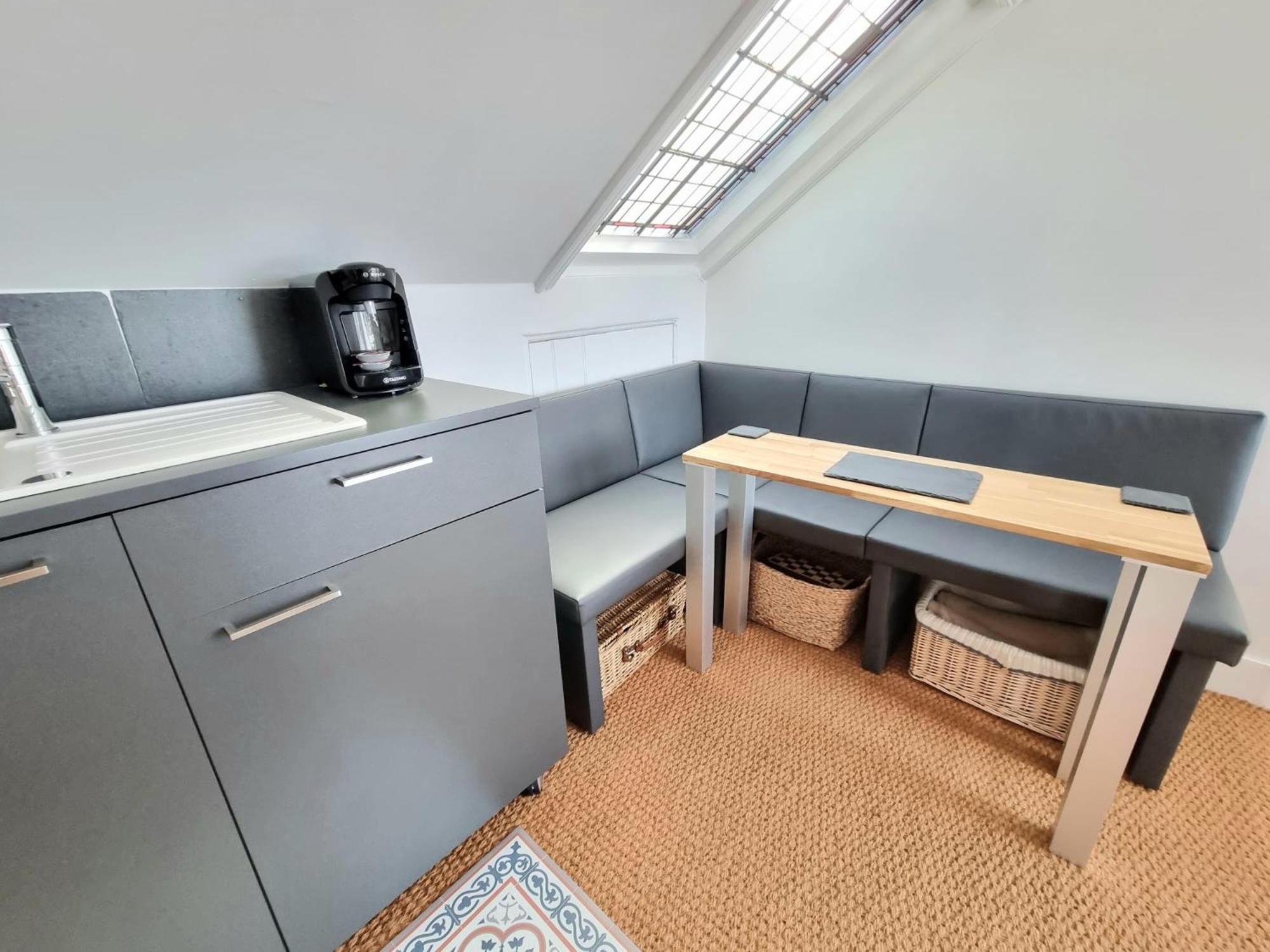 West Hill Retreat Seaview Balcony Chic Loft Studio & Free Parking 헤이스팅스 외부 사진